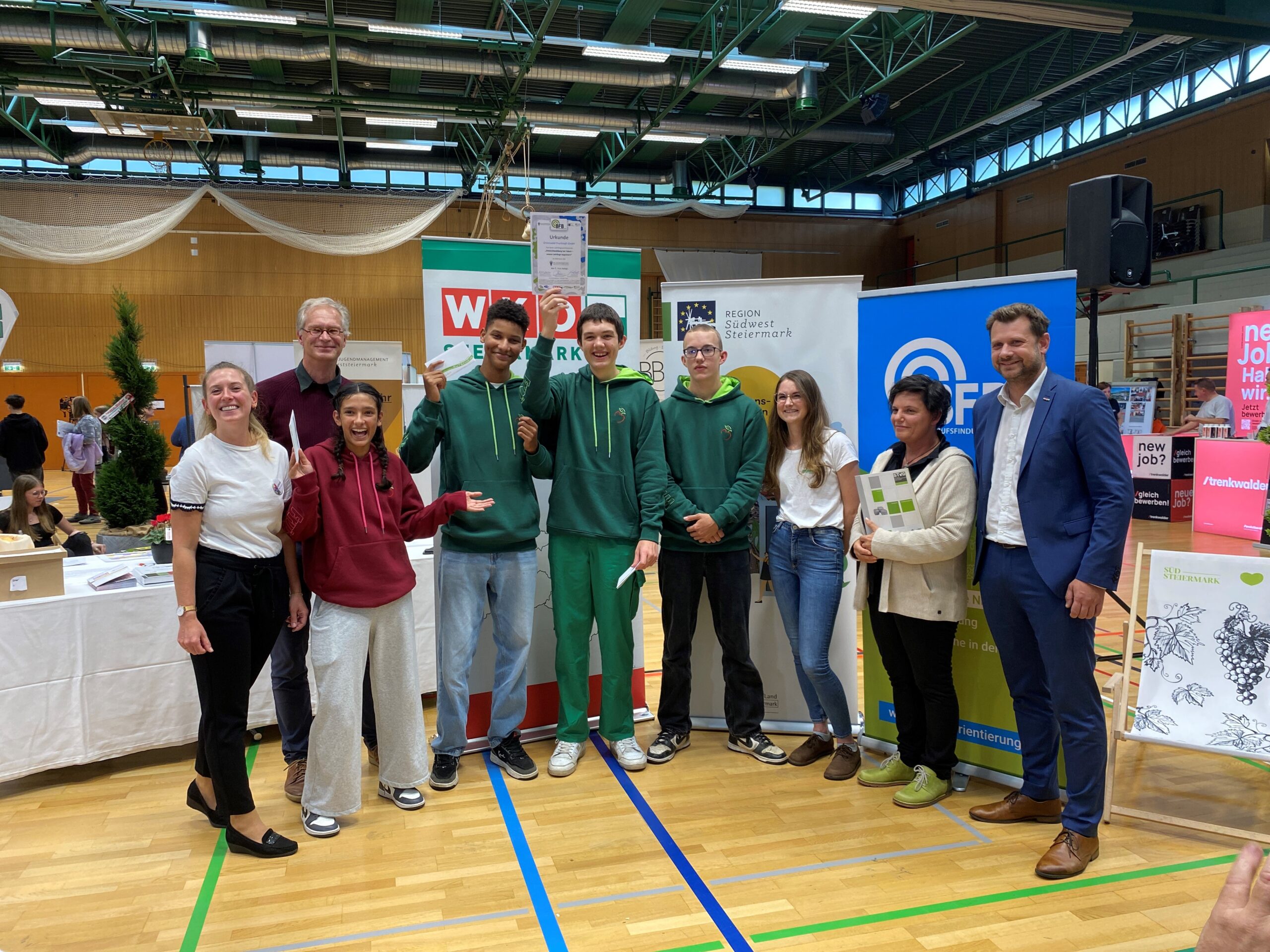 Gruppenfoto des Siegerteams des Lehrlingswettbewerbs auf der Bildungsmesse in Deutschlandsberg.