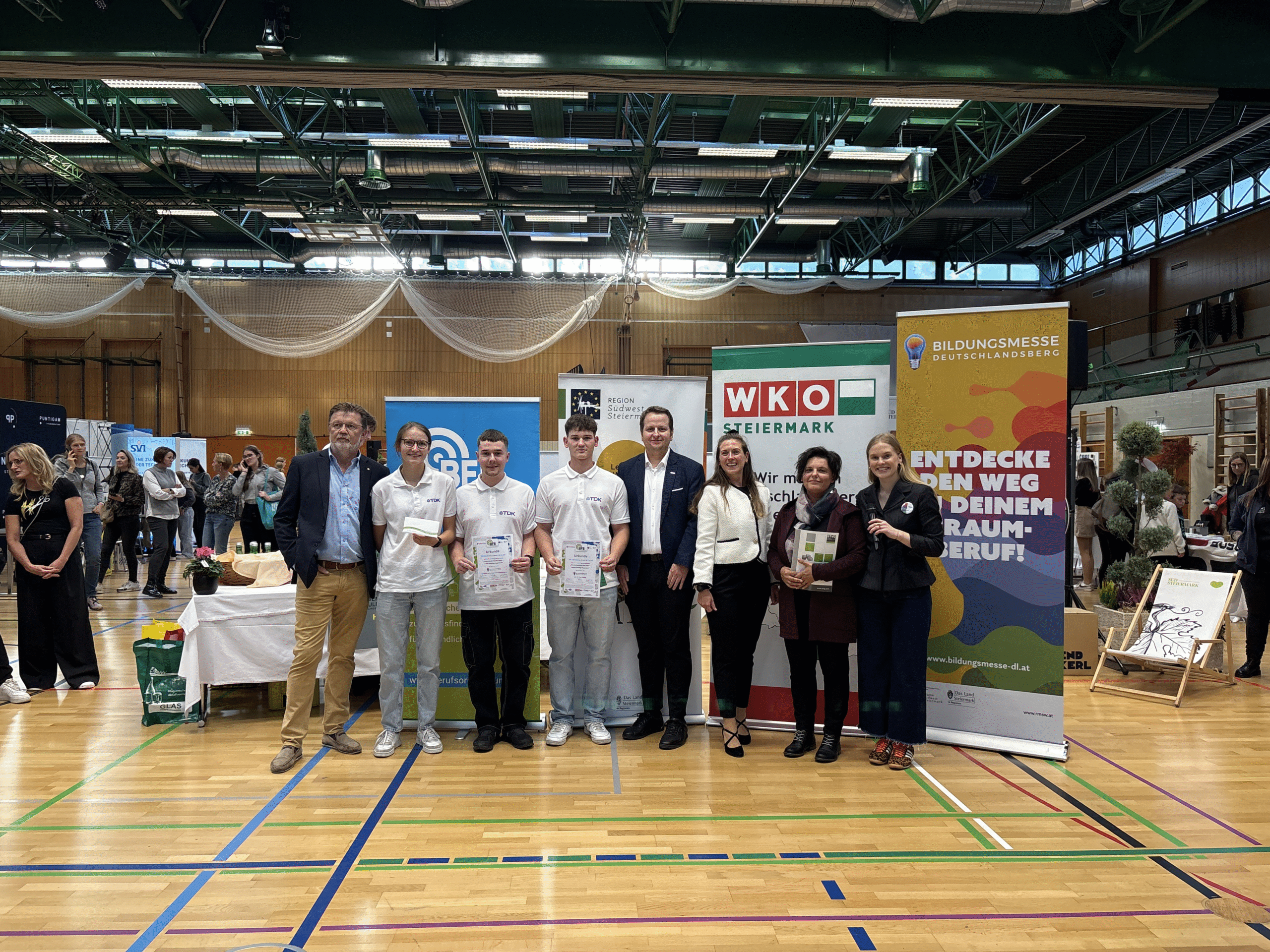 Gruppenfoto der Gewinner des Lehrlingswettbewerbs der Bildungsmesse Deutschlandsberg mit Sponsoren und Parnter.