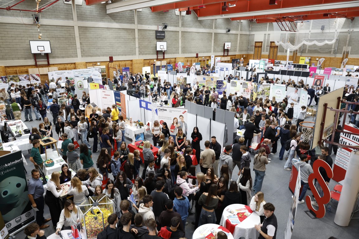 Blick in die Halle mit vielen Besuchern